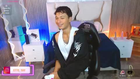 Snapshot of ette_tay chatting on November 17, 3:45 am ette online show from November 17, 3:45 am