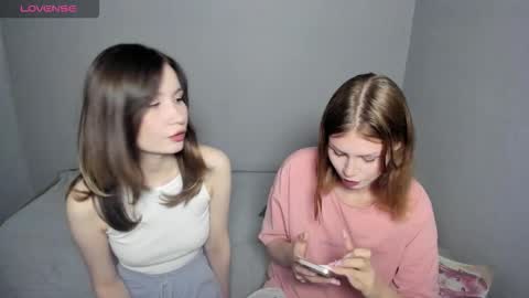 Snapshot of eumomino chatting on September 29, 11:20 pm Veronica Tiia Lilith left to right online show from September 29, 11:20 pm