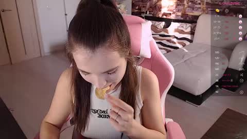 Snapshot of eva_davie chatting on February 20, 11:31 am Eva online show from February 20, 11:31 am