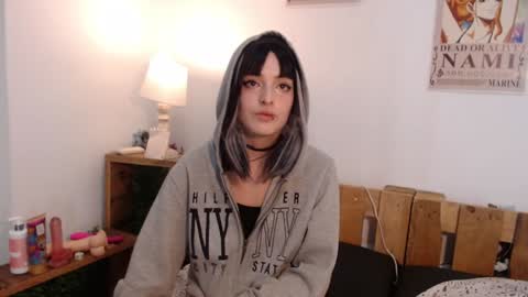 Snapshot of eva_halsey chatting on December 4, 2:20 am E V A online show from December 4, 2:20 am