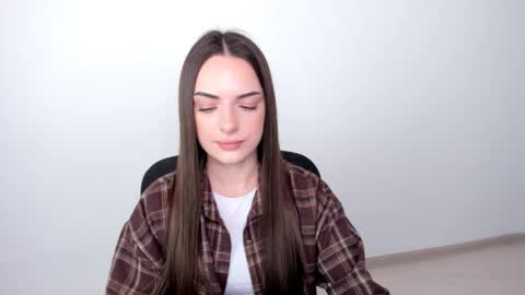 Snapshot of eva_rossee_ chatting on March 4, 9:18 am Eva online show from March 4, 9:18 am