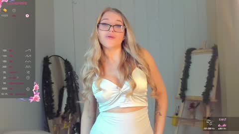 Snapshot of evacadooo chatting on December 18, 5:37 am Eva online show from December 18, 5:37 am