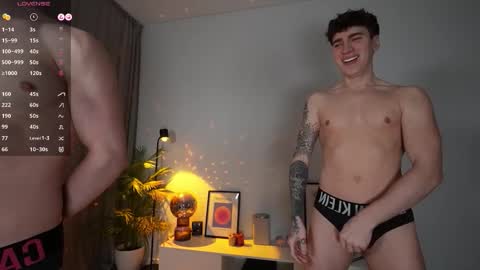 evan_white_ online show from March 1, 4:09 pm