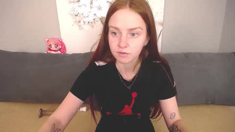 Snapshot of evarey_ chatting on October 2, 4:19 am Adelina online show from October 2, 4:19 am