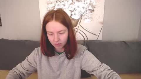 Snapshot of evarey_ chatting on October 6, 4:21 am Adelina online show from October 6, 4:21 am