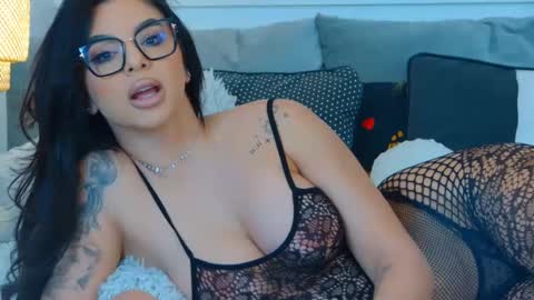 Snapshot of evareyss chatting on February 9, 6:33 am evareyss online show from February 9, 6:33 am