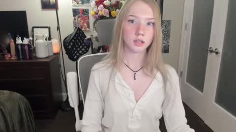 Snapshot of eve003300 chatting on December 23, 11:17 pm Goddess Eve online show from December 23, 11:17 pm