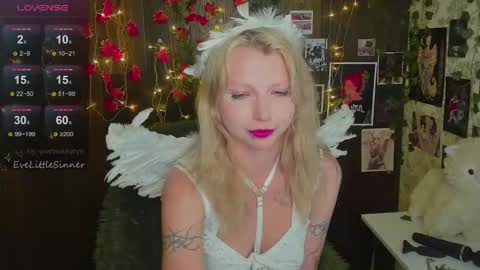 Snapshot of evelittlesinner chatting on October 30, 11:49 pm Eve online show from October 30, 11:49 pm