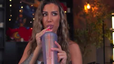 Evelyn online show from March 22, 7:06 pm