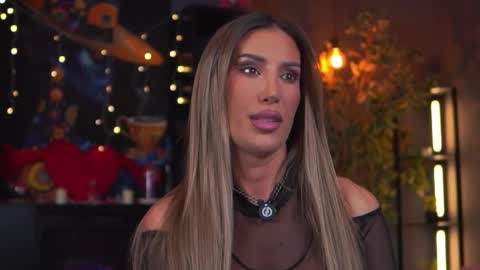 Evelyn online show from March 25, 7:20 pm