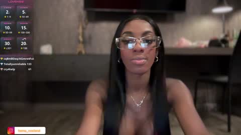 Snapshot of evelyn_jhonson3 chatting on February 3, 2:55 pm E V E L Y N online show from February 3, 2:55 pm