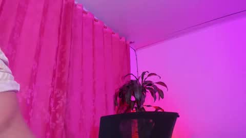 Evelyn Sandoval online show from March 20, 2:49 am