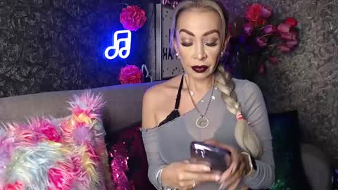 Snapshot of evelynagrey chatting on January 20, 2:43 am EvelynaGrey online show from January 20, 2:43 am