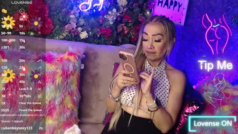 Snapshot of evelynagrey chatting on February 3, 6:02 am EvelynaGrey online show from February 3, 6:02 am