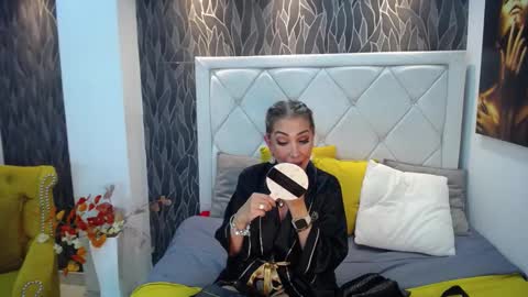 Snapshot of evelynagrey chatting on February 24, 2:19 am EvelynaGrey online show from February 24, 2:19 am