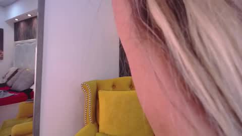 Snapshot of evelynagrey chatting on March 3, 9:11 am EvelynaGrey online show from March 3, 9:11 am