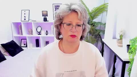 Evelyn online show from November 28, 5:21 am