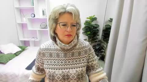 Evelyn online show from January 6, 5:00 am