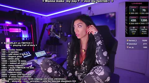 Snapshot of evelyne92 chatting on December 20, 5:57 am Evelyne online show from December 20, 5:57 am