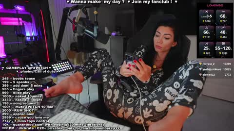 Snapshot of evelyne92 chatting on December 20, 9:00 am Evelyne online show from December 20, 9:00 am