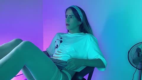 Snapshot of everly_monroe chatting on October 17, 5:48 pm everly_monroe online show from October 17, 5:48 pm