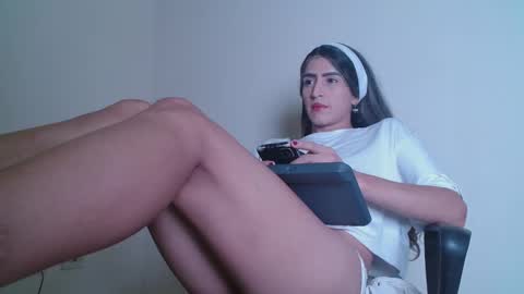 Snapshot of everly_monroe chatting on November 10, 6:12 am everly_monroe online show from November 10, 6:12 am