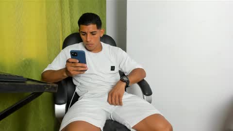 luis online show from April 28, 6:46 pm