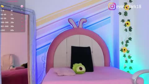 Snapshot of evie_clark_ chatting on February 24, 1:35 am My name is Evie nice to meet you really get to know me better private is open online show from February 24, 1:35 am