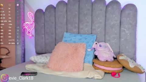 Snapshot of evie_clark_ chatting on November 27, 7:27 pm My name is Evie nice to meet you really get to know me better private is open online show from November 27, 7:27 pm