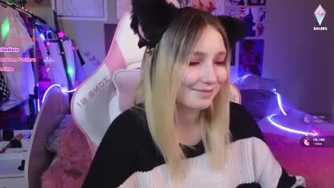 Snapshot of evie_rosen chatting on December 12, 11:58 pm Evie online show from December 12, 11:58 pm