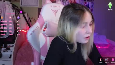 Snapshot of evie_rosen chatting on December 16, 9:20 pm Evie online show from December 16, 9:20 pm