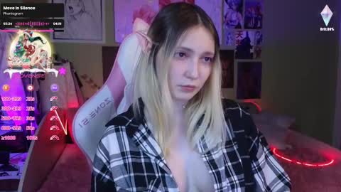 Snapshot of evie_rosen chatting on December 22, 1:01 am Evie online show from December 22, 1:01 am