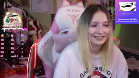 Snapshot of evie_rosen chatting on December 24, 11:44 pm Evie online show from December 24, 11:44 pm