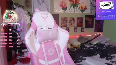 Snapshot of evie_rosen chatting on December 26, 7:49 pm Evie online show from December 26, 7:49 pm