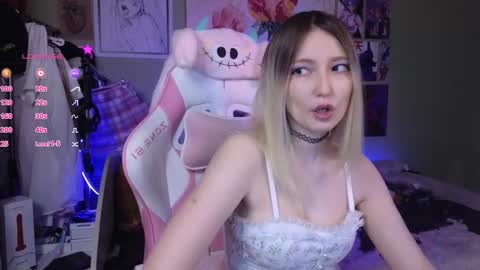 Snapshot of evie_rosen chatting on January 14, 10:44 pm Evie online show from January 14, 10:44 pm