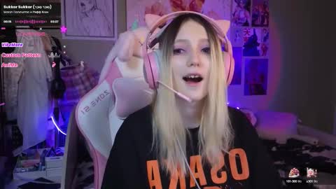 Snapshot of evie_rosen chatting on February 4, 11:38 pm Evie online show from February 4, 11:38 pm