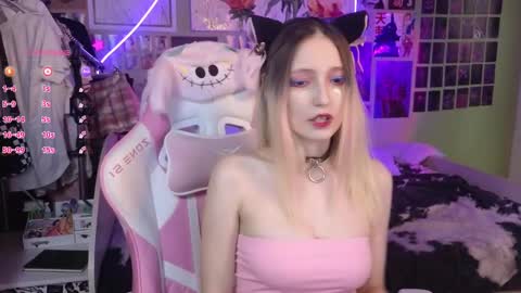 Snapshot of evie_rosen chatting on February 22, 9:04 pm Evie online show from February 22, 9:04 pm