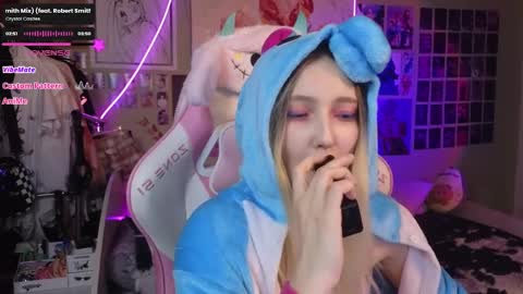 Snapshot of evie_rosen chatting on March 7, 8:22 pm Evie online show from March 7, 8:22 pm