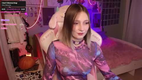 Snapshot of evie_rosen chatting on October 24, 8:27 pm Evie online show from October 24, 8:27 pm