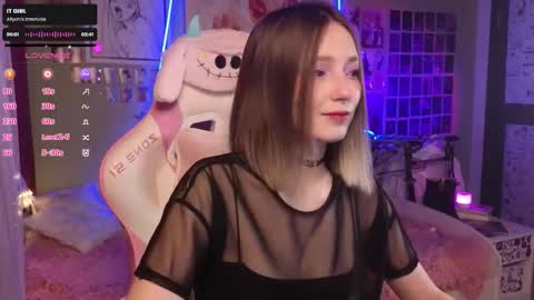 Snapshot of evie_rosen chatting on December 1, 10:04 pm Evie online show from December 1, 10:04 pm