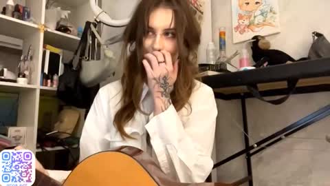 evva_avve_ online show from November 19, 10:10 pm