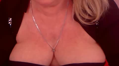 Snapshot of experiencedalana chatting on January 2, 2:33 am Alana online show from January 2, 2:33 am