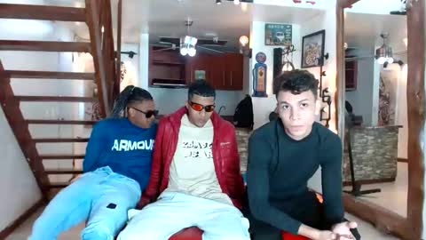 Snapshot of extrangers chatting on December 8, 12:19 pm extrangers online show from December 8, 12:19 pm