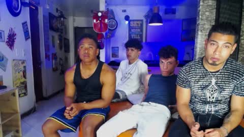 Snapshot of extrangers chatting on December 17, 12:11 pm extrangers online show from December 17, 12:11 pm