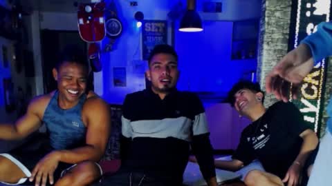 Snapshot of extrangers chatting on December 21, 12:06 pm extrangers online show from December 21, 12:06 pm