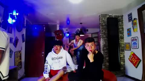 Snapshot of extrangers chatting on January 19, 12:06 pm extrangers online show from January 19, 12:06 pm