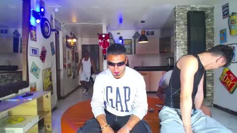 Snapshot of extrangers chatting on January 31, 12:07 pm extrangers online show from January 31, 12:07 pm