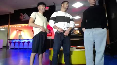 Snapshot of extrangers chatting on February 16, 12:10 pm extrangers online show from February 16, 12:10 pm