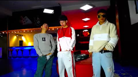 Snapshot of extrangers chatting on October 27, 1:26 pm extrangers online show from October 27, 1:26 pm