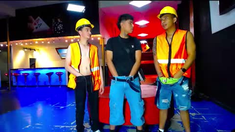 Snapshot of extrangers chatting on October 31, 7:26 pm extrangers online show from October 31, 7:26 pm